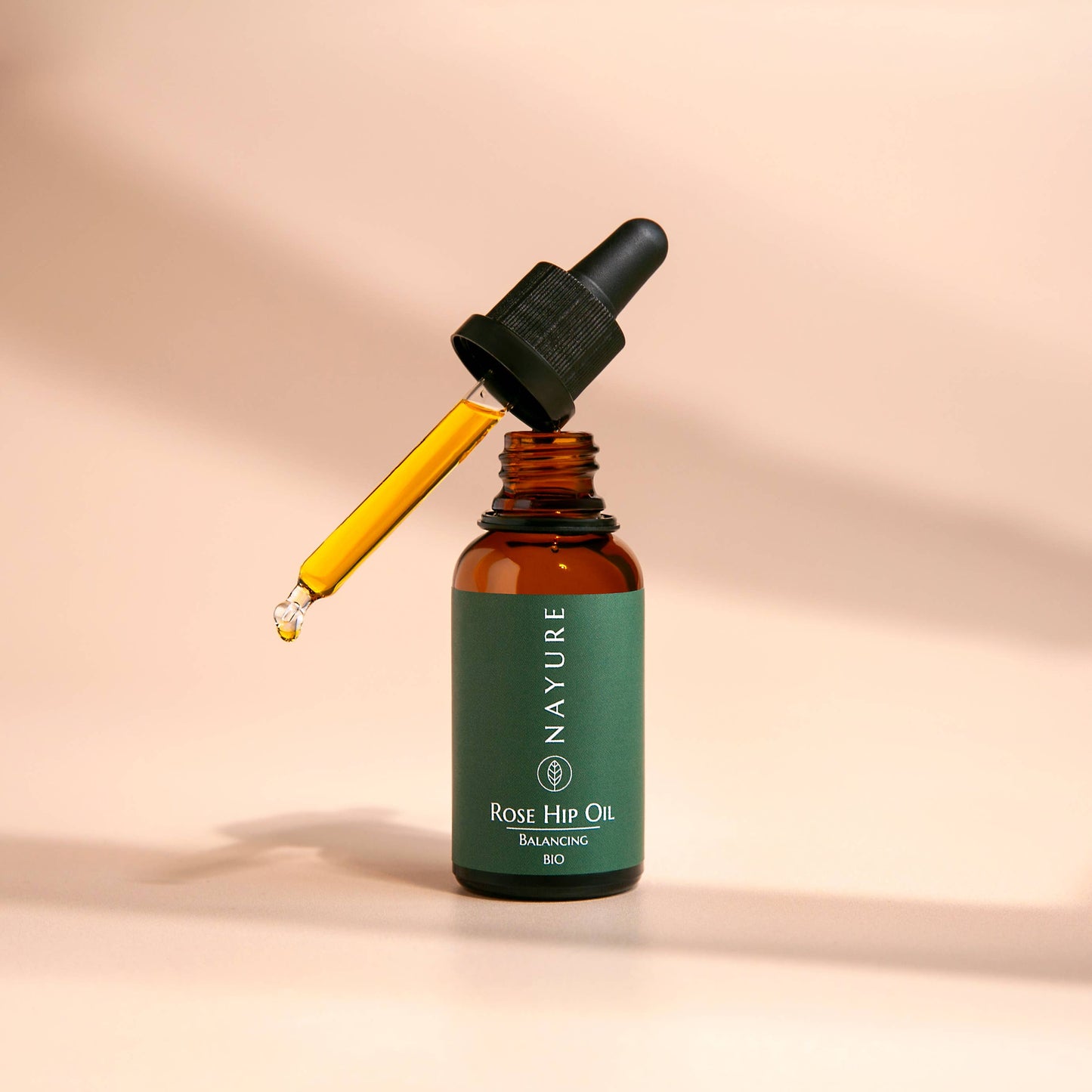 Rosmarin olje dråper som er 100% naturlig kaldpresset eteriske oljer - Bilde front med pipette på utsiden