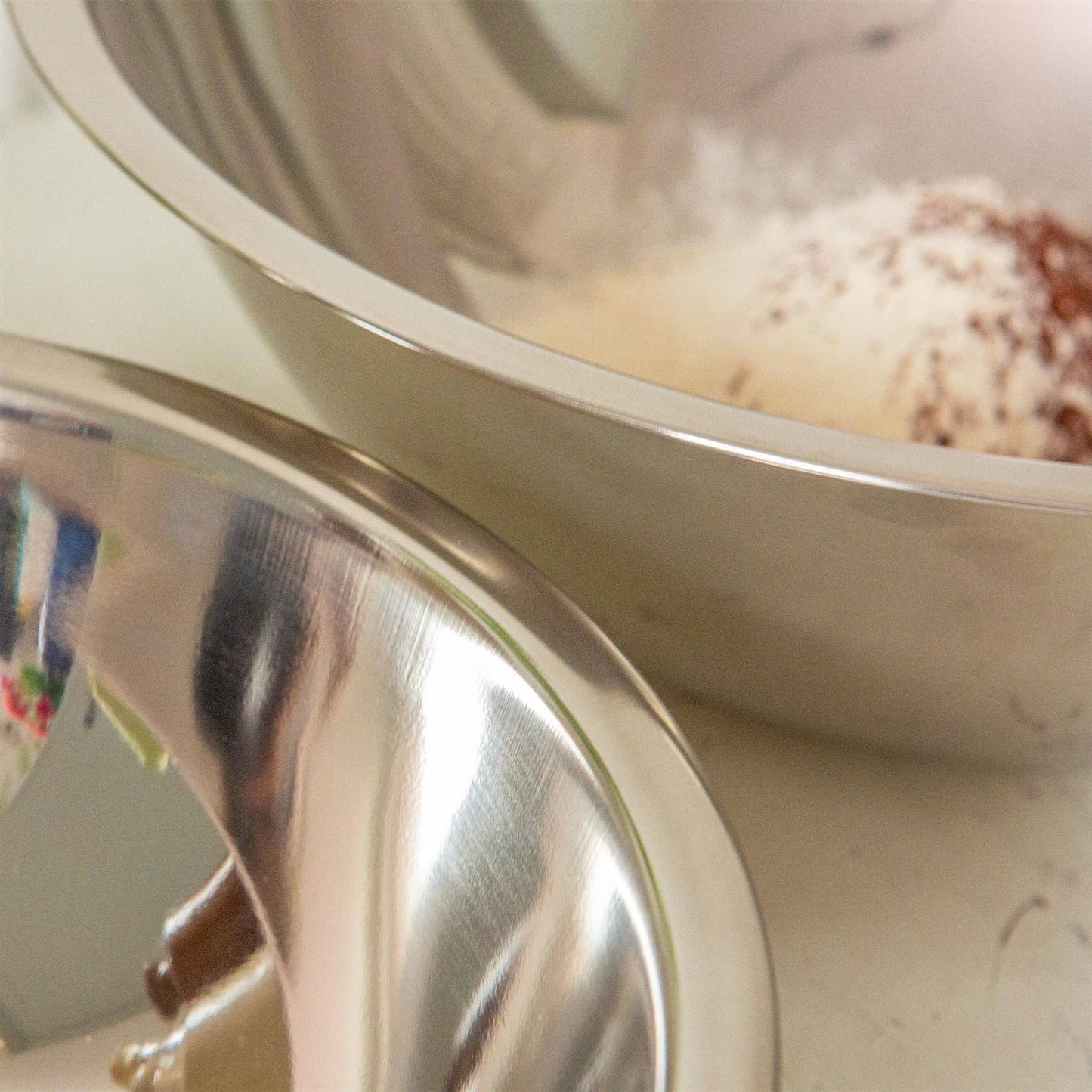 Bakebolle i rustfritt stål fra Rinkit-Bilde ovenfra av 2 bakeboller med mel i.