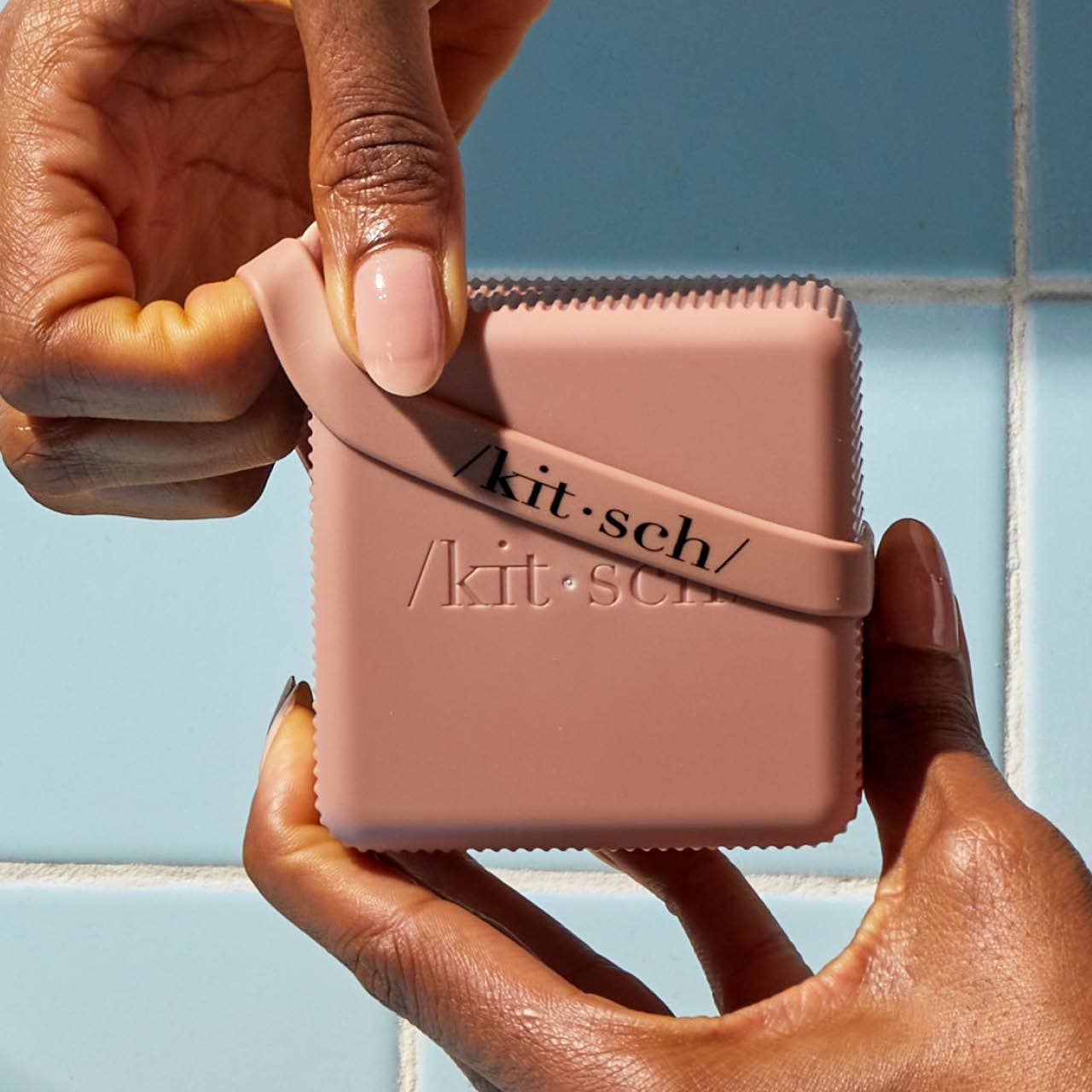 Kitsch reise etui - Front bilde av at noen åpner den