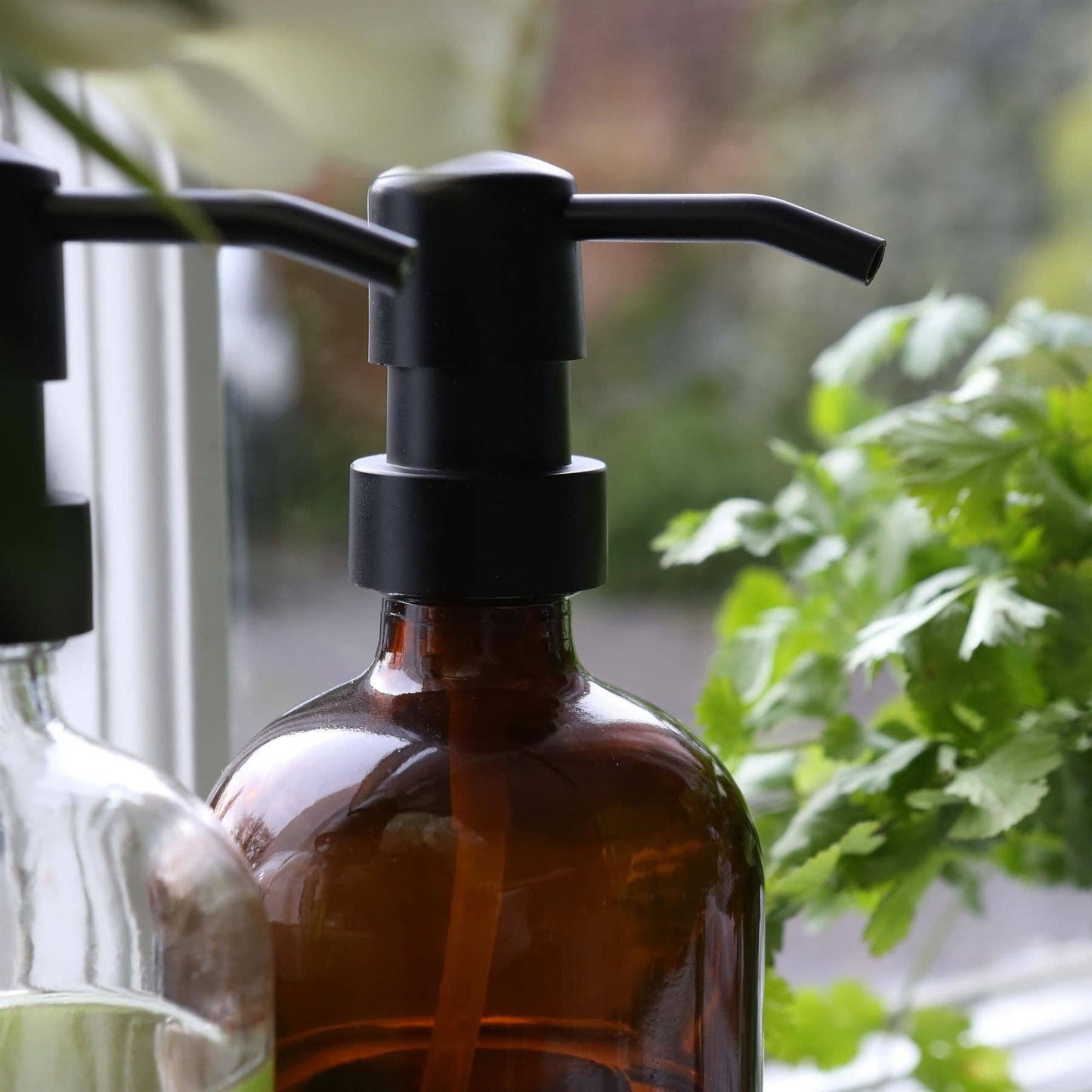Glass såpe dispenser 500ml med brunt glass og pumpe i plast- Nærbilde av fronten til en såpe dispenser i glass. Plastredusert og miljøvennlig med å bruke refills-the organic way
