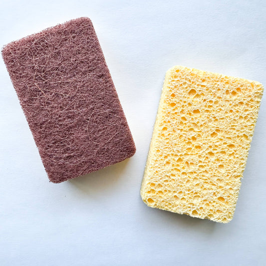 Bærekraftig cellulose-svamp og kokosnøtt/sisal-skrubbebrett. Komposterbar, naturlig og perfekt for effektiv rengjøring av både oppvask og tøffe panner-Ovenfra bilde av 2svamper der de viser undersiden og oversiden av en naturlig komposterbar svamp til rengjøring av hjemmet-The Organic Way.

