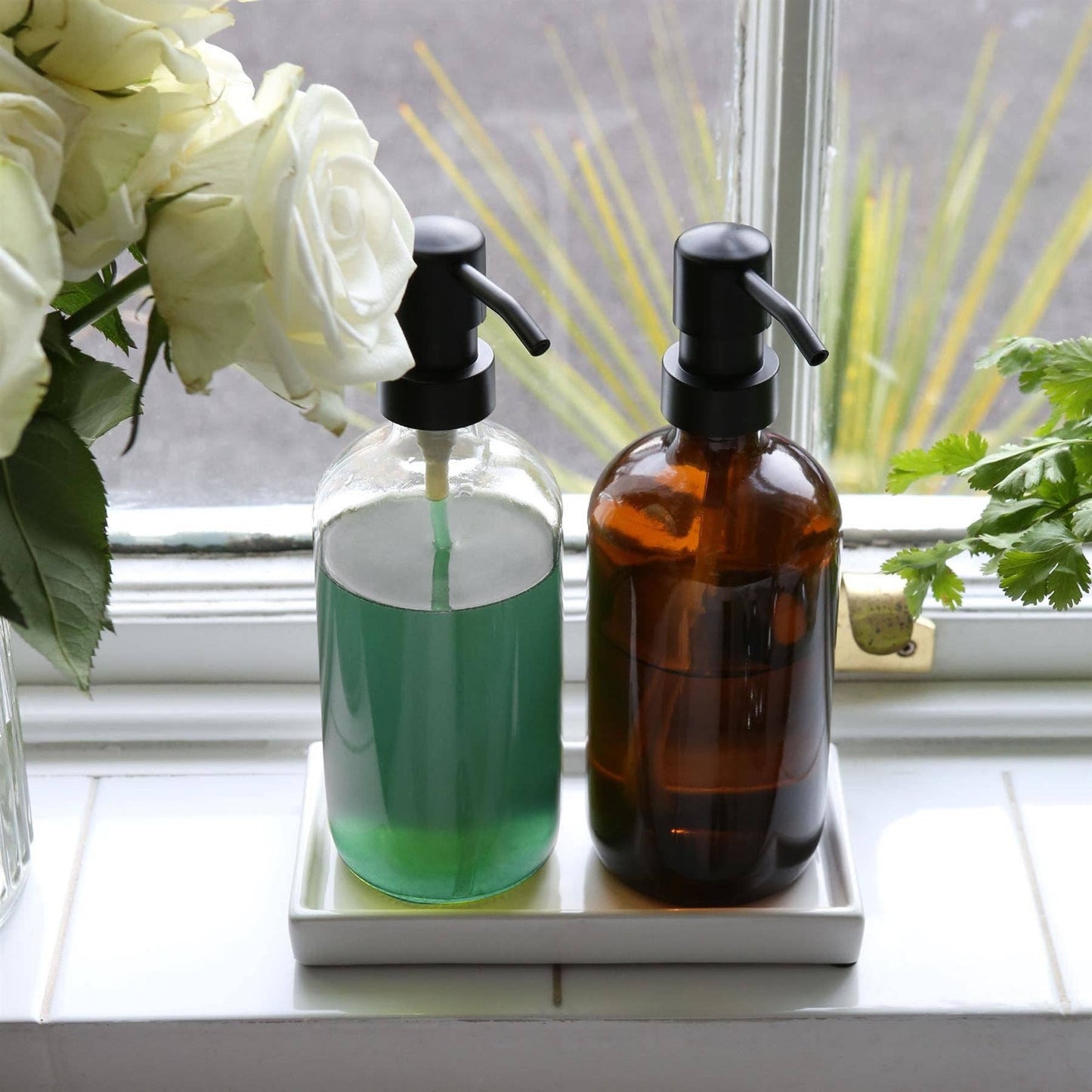 Glass såpe dispenser fra Harbour Housewares 500ml- Front bilde av 2 såpe dispensere i glass med innhold-The organic way